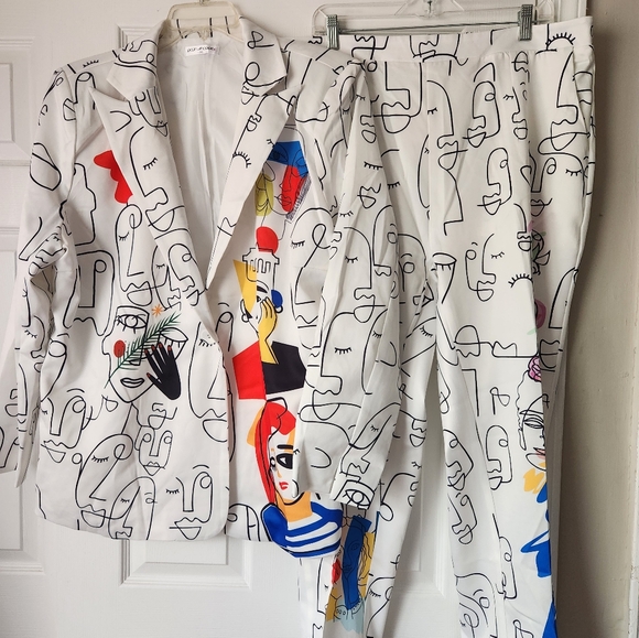 2pc Statement Suit - Picture 1 of 7